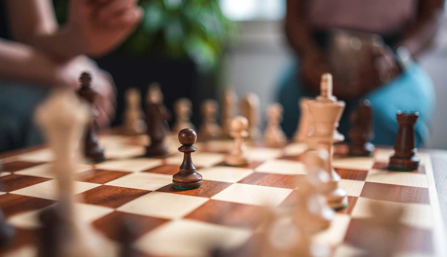 Tablero de ajedrez, el deporte en el que un niño compite de tú a tú contra un profesional (Foto: iStock)