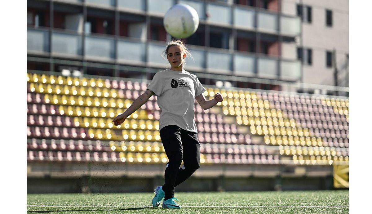 La futbolista Ona Batlle anima a los jóvenes hacer ejercicio físico y comer sano