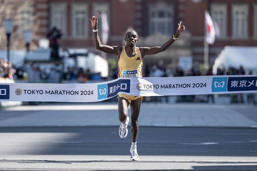 Kipruto, victoria con récord en el Maratón de Tokio