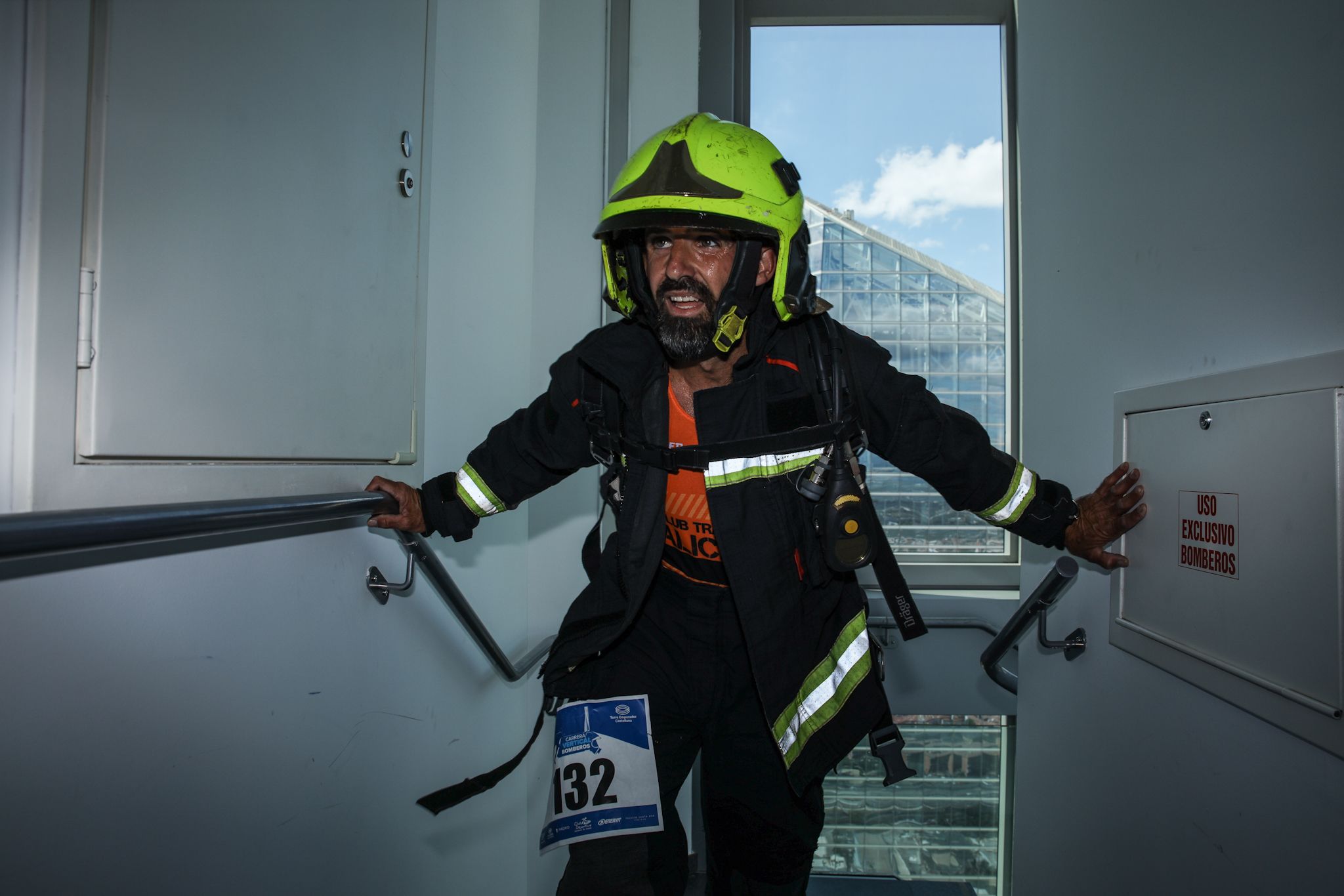 Llega la VIII Carrera Vertical Bomberos de Madrid a Torre Emperador Castellana.