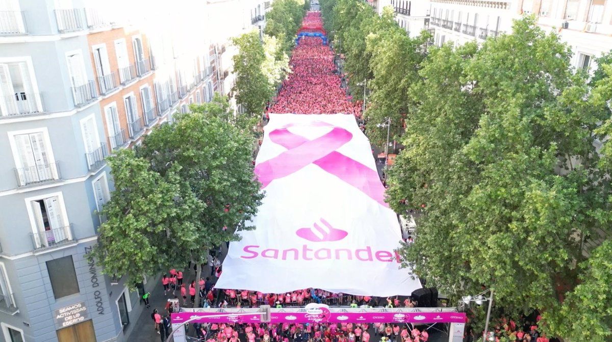 Espectacular imagen del lazo rosa en la salida de la Carrera de la Mujer de Madrid