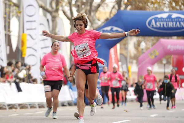 Emoción en la meta de la Carrera de la Mujer Central Lechera Asturiana