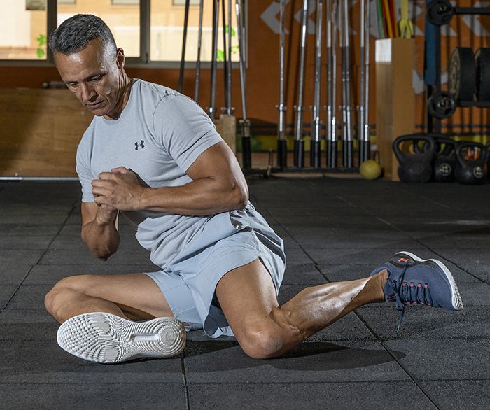 toca con la rodilla en el suelo muy suavemente toca con la rodilla en el suelo muy suavemente
