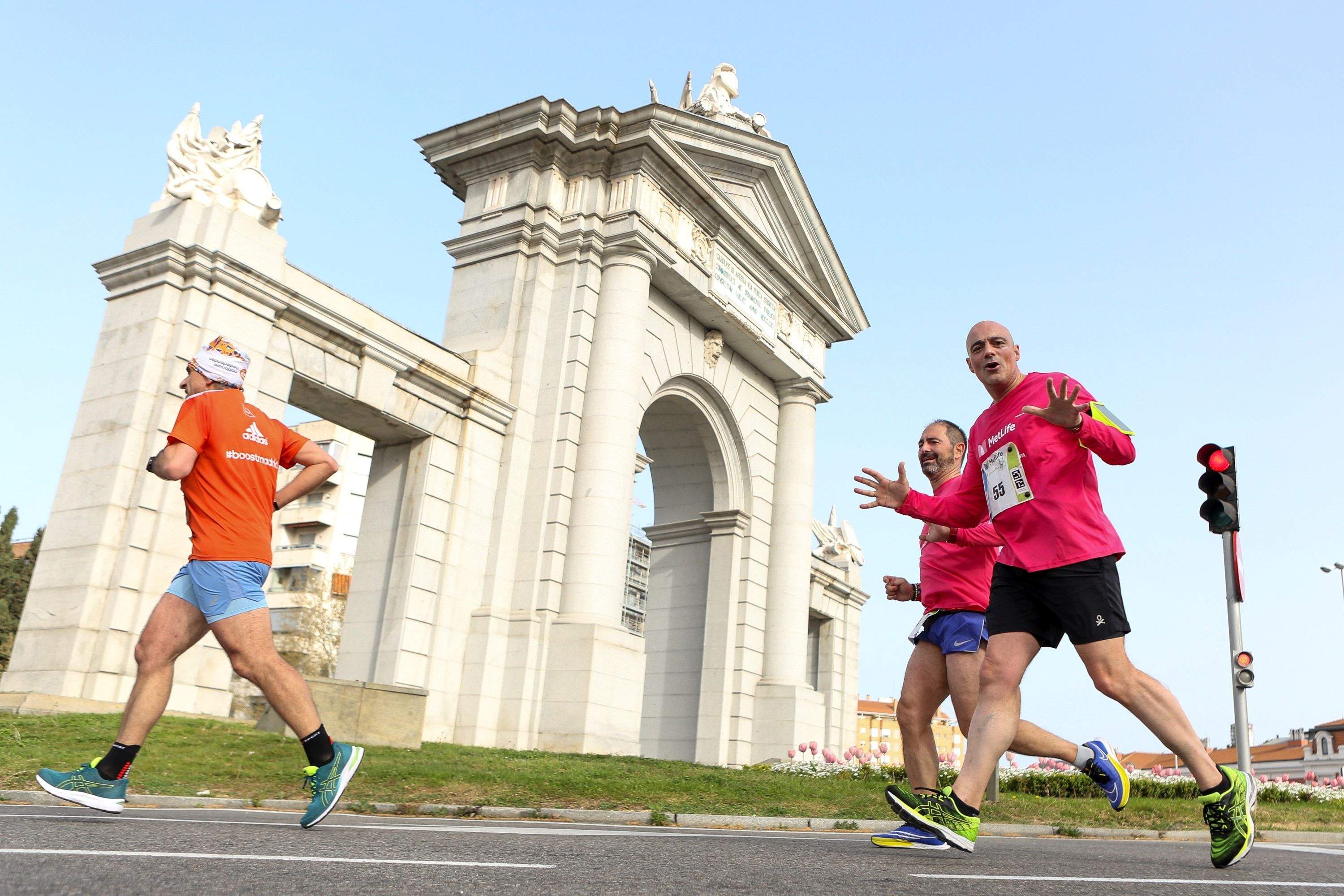 La Metlife 15KM Madrid Activa al paso por la Puerta de Alcalá