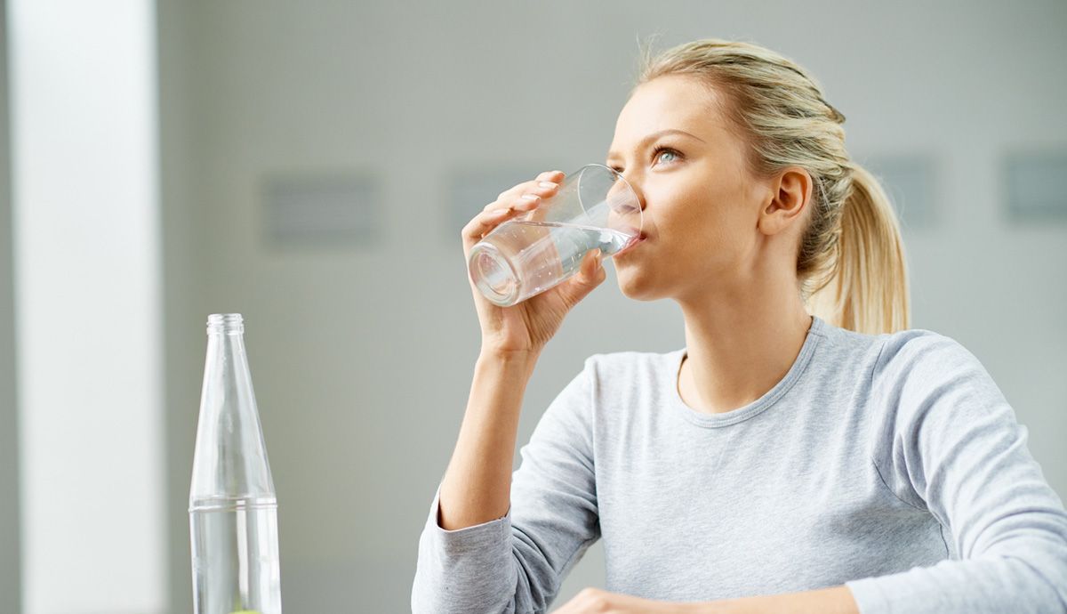 ¿Beber agua antes de comer ayuda realmente a perder peso?