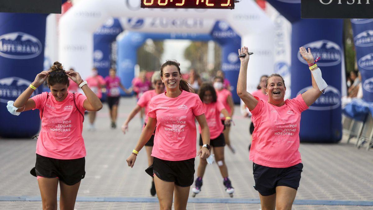 Imagen de la línea de meta de la Carrera de la Mujer Central Lechera Asturiana de Valencia