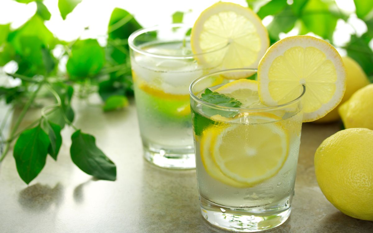 Agua con limón en ayunas ayuda a perder peso ¿Mito o realidad?