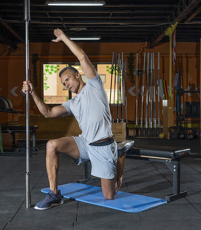 ESTIRAMIENTO DINÁMICO FLEXORES EN ½ RODILLA ESTIRAMIENTO DINÁMICO FLEXORES EN ½ RODILLA