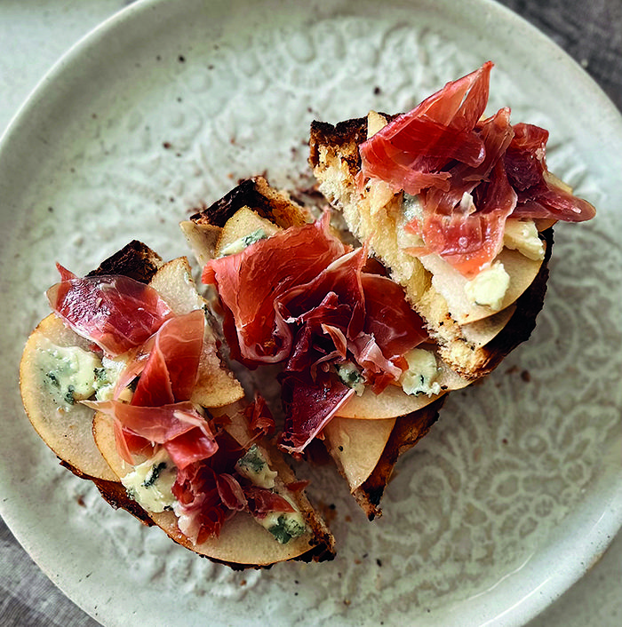 TOSTADAS DE JAMÓN, PERA Y ROQUEFORT TOSTADAS DE JAMÓN, PERA Y ROQUEFORT