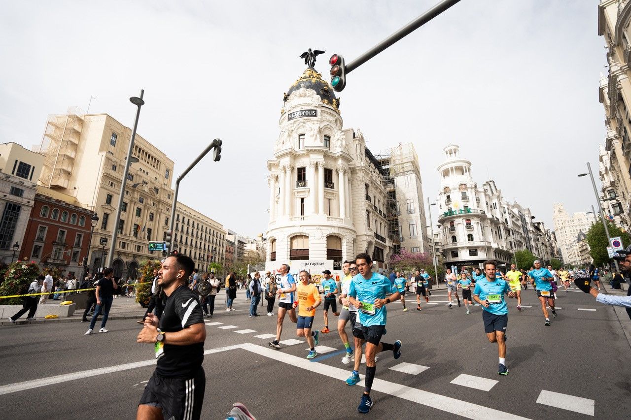 Corredores del Movistar Madrid Medio Maratón a su paso por la Gran Vía