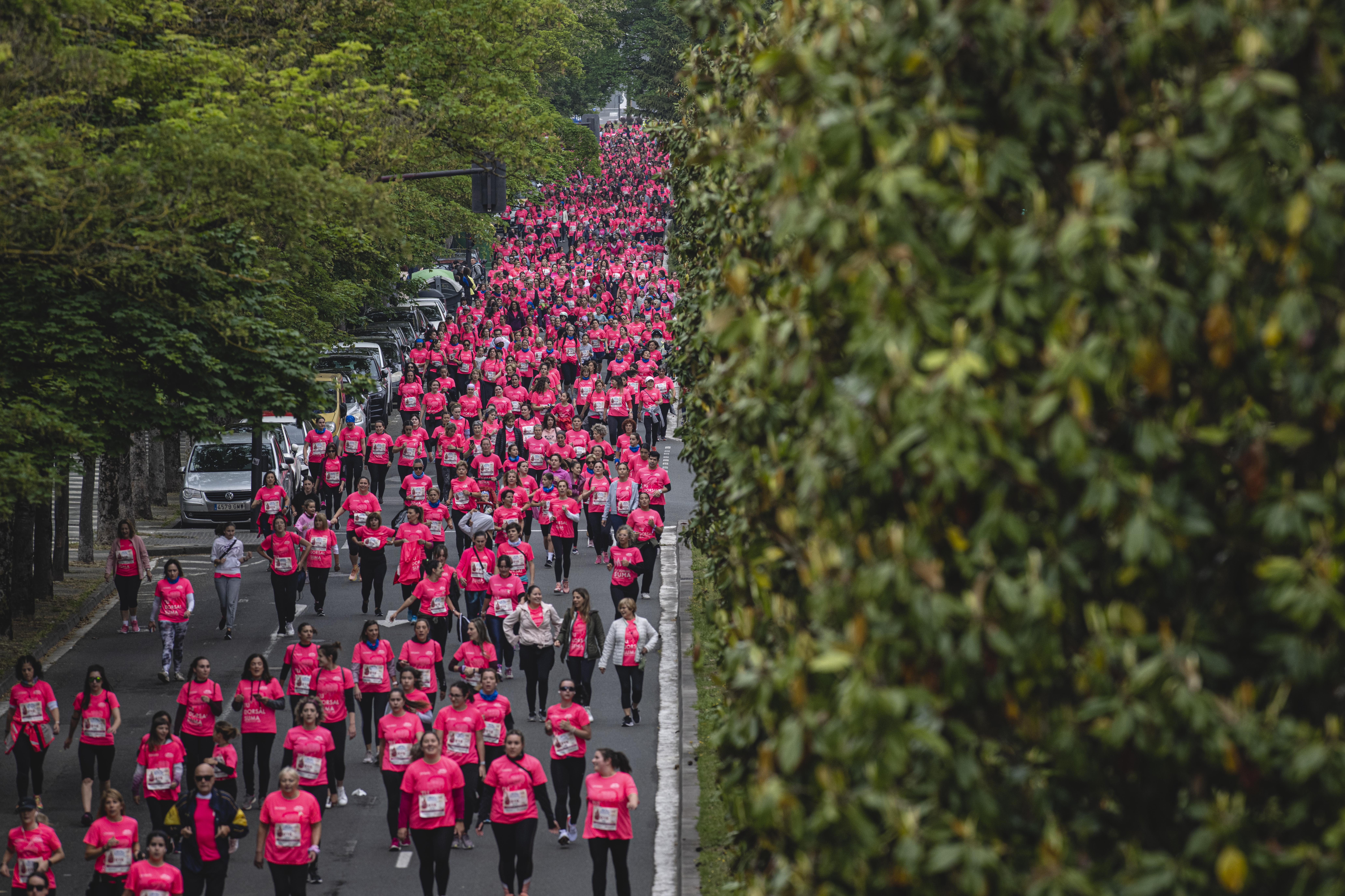 Espectacular imagen de la marea rosa de la Carrera de la Mujer Central Lechera Asturiana de Vitoria