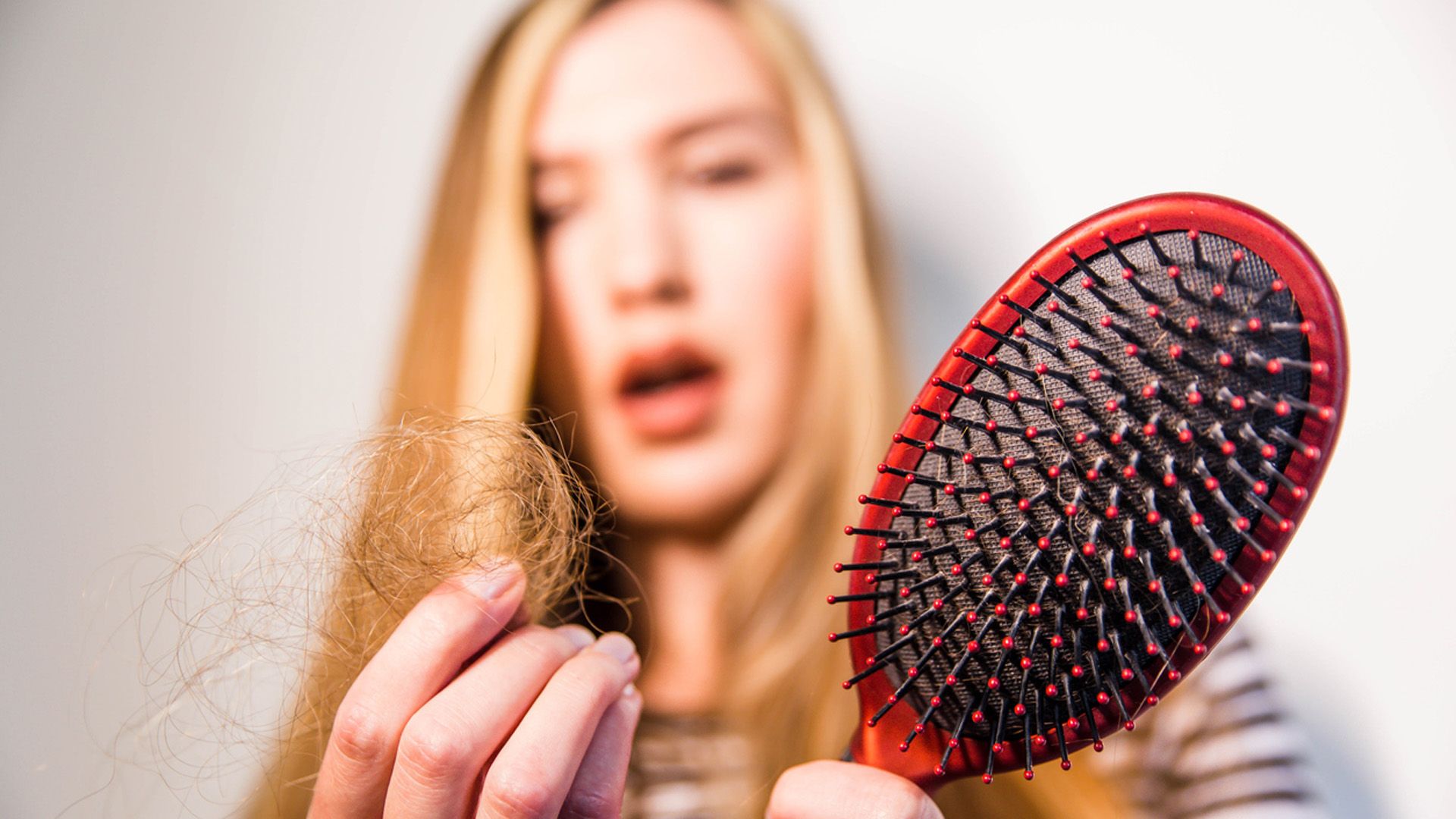 ¿Qué vitaminas y minerales ayudan al crecimiento y fortalecimiento del cabello?