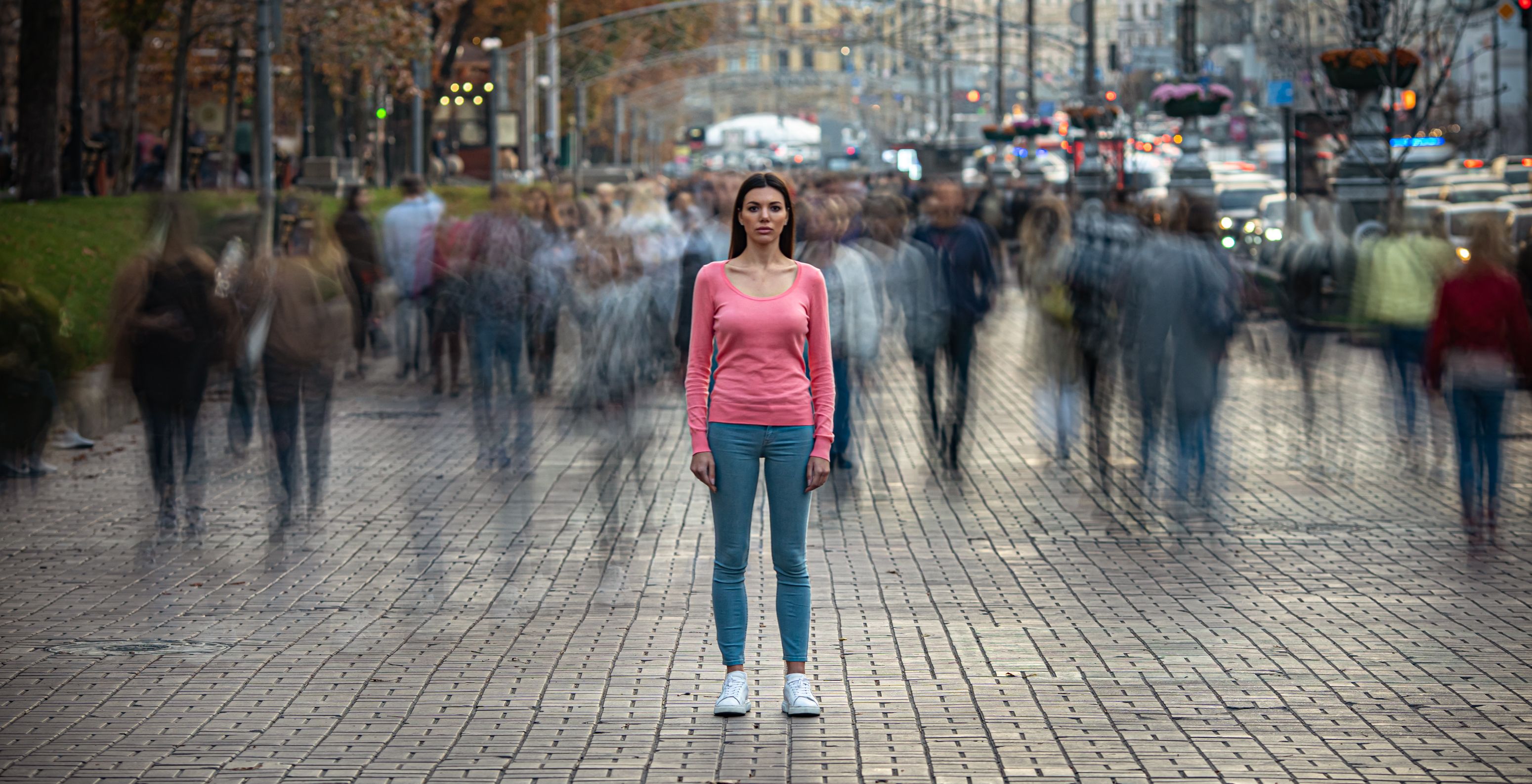 Aumenta la soledad emocional, sentirse solo aún estando rodeado de gente
