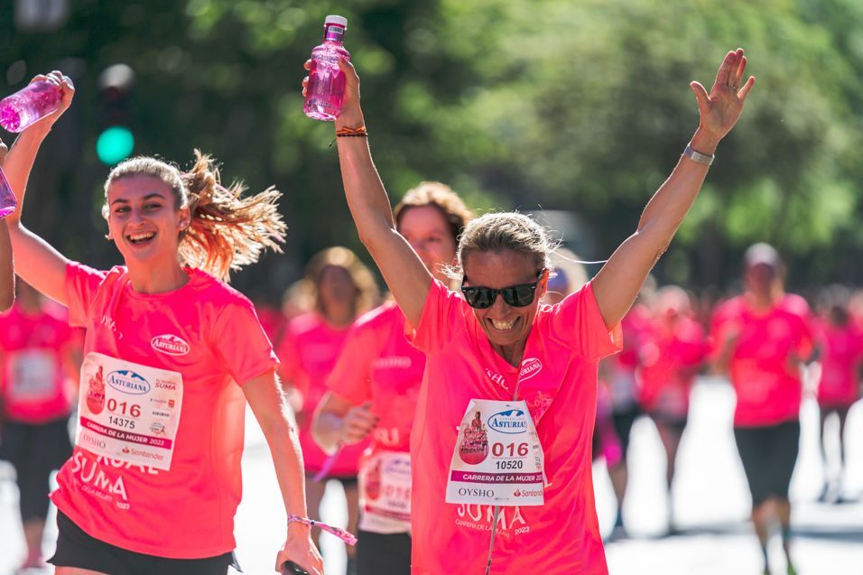 Emoción en la línea de meta de la Carrera de la Mujer de Madrid