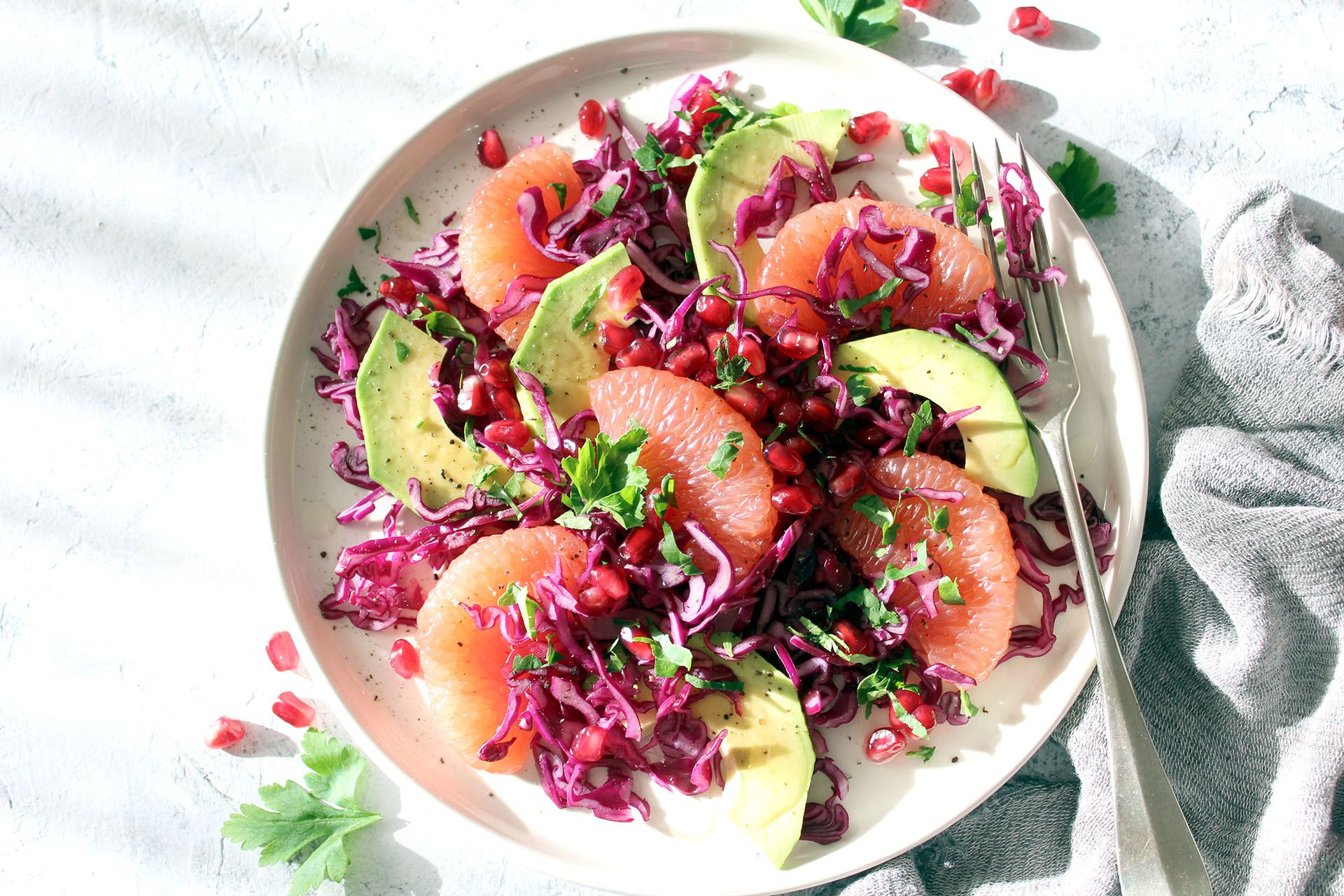 Receta de ensalada de repollo rojo con aguacate, pomelo y granada