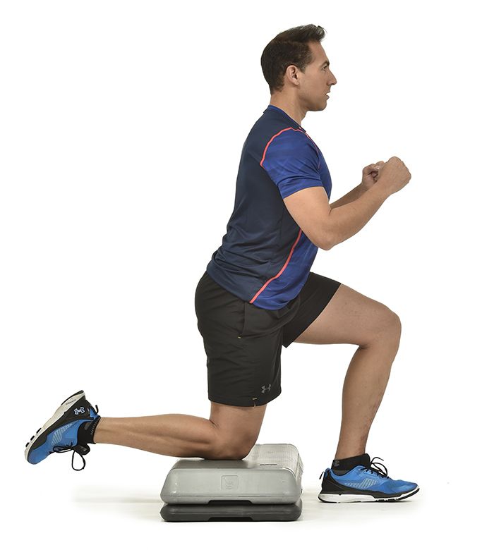 Squat unipodal a tocar el step. Squat unipodal a tocar el step.