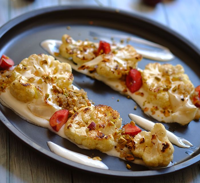 Coliflor con tahini, cerezas y quinoa