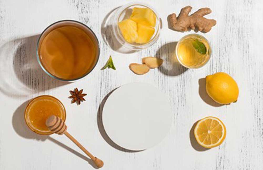 La miel y el limón son un excelente combinado antiséptico para tu garganta