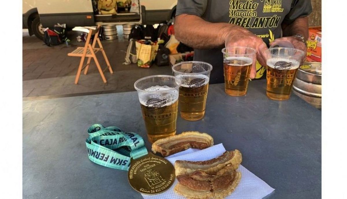 Recogida de medalla con torreznos y cerveza en la media maratón Abel Antón en Soria