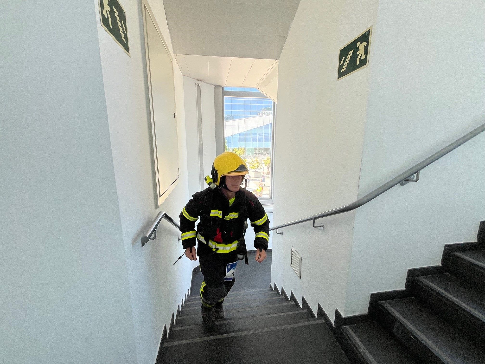 Uno de los bomberos participantes en la Carrera Vertical Torre Emperador Bomberos de Madrid 2024