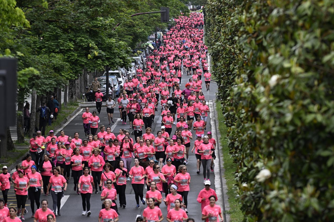 Espectacular imagen de la marea rosa de la Carrera de la Mujer Central Lechera Asturiana en las calles de Vitoria