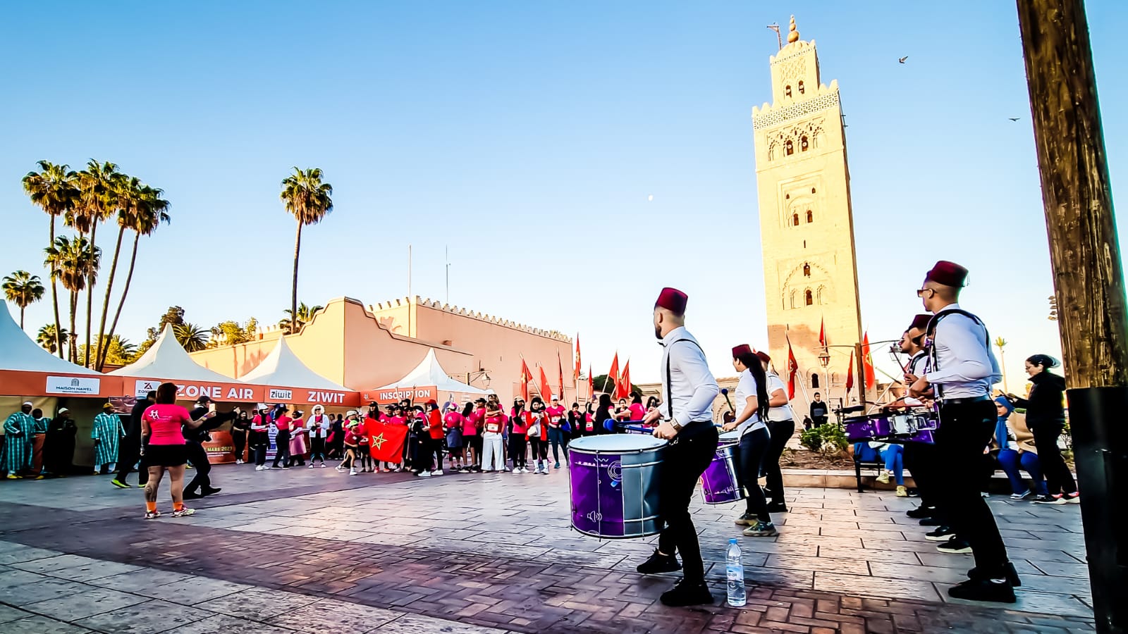Animación musical tradicional en la salida de la Carrera de la Mujer de Marrakech