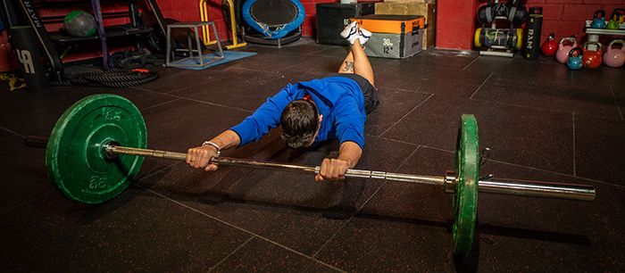 Flexión dinámica con remo y levantamiento Rueda abdominal con barra