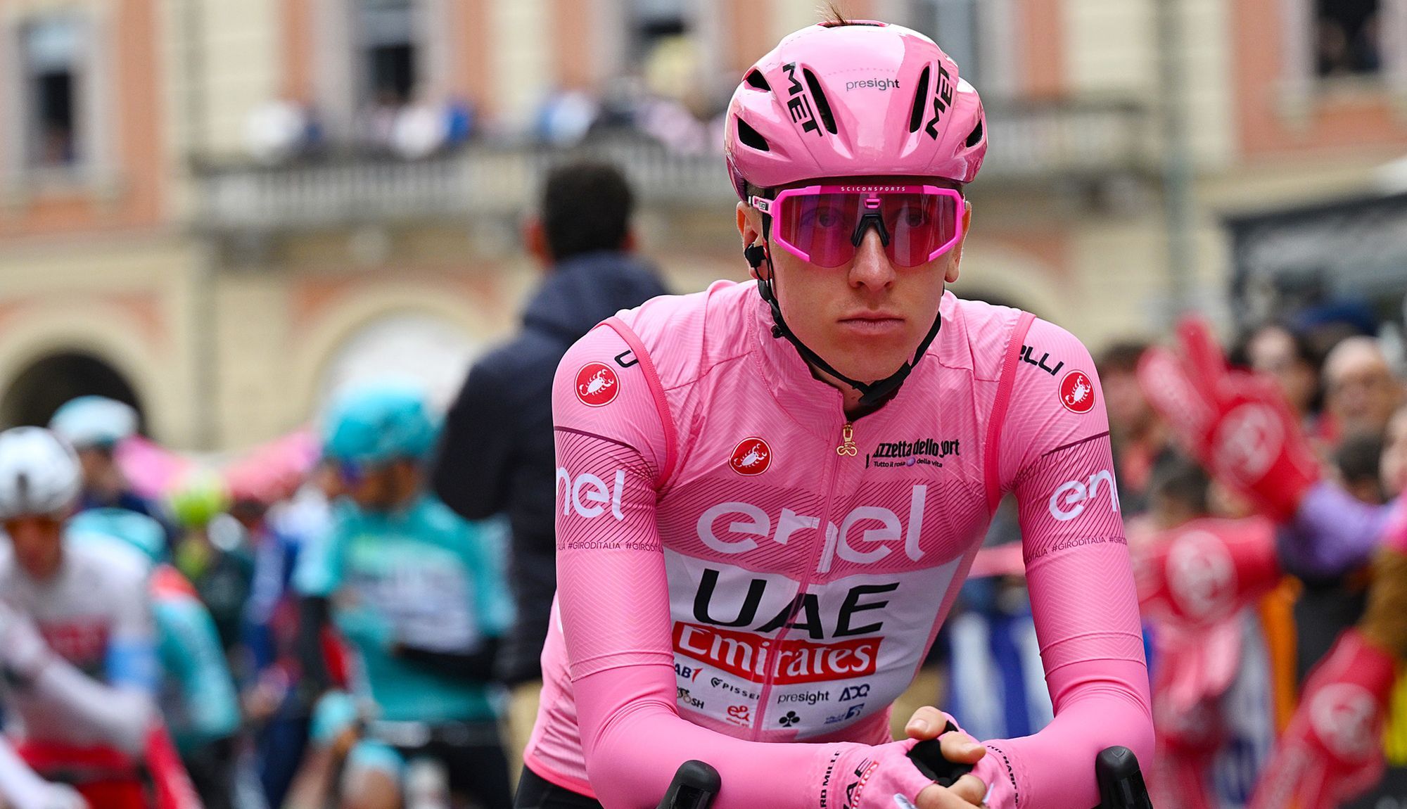 tadej pogacar numero 1 del ranking mundial y de rosa en el giro de italia tadej pogacar numero 1 del ranking mundial y de rosa en el giro de italia