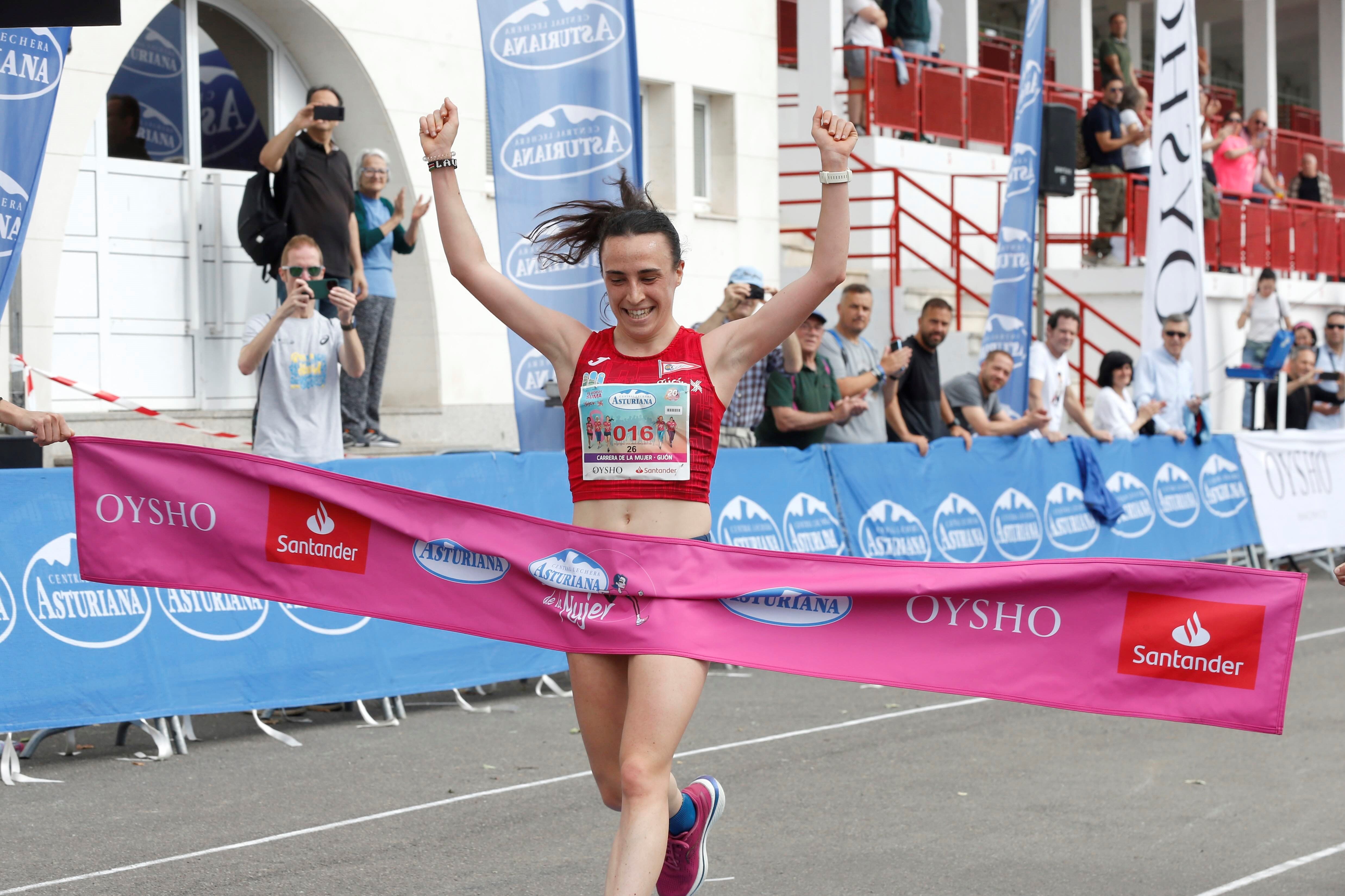 Laura Fernández se impone en una espectacular Carrera de la Mujer de Gijón con 5.000 participantes