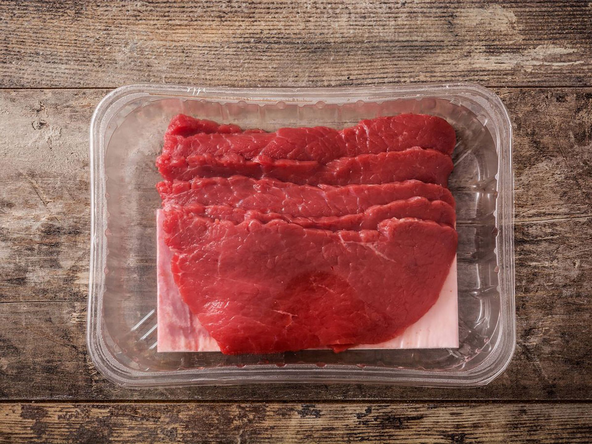 Mercadona se posiciona sobre el uso del papel absorbente de las bandejas de carne