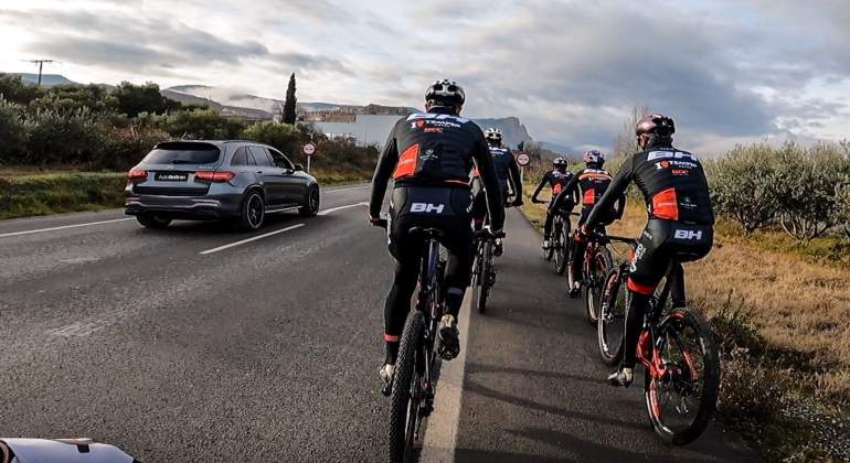 La DGT advierte, cambian las normas para los ciclistas y para que los coches les adelanten