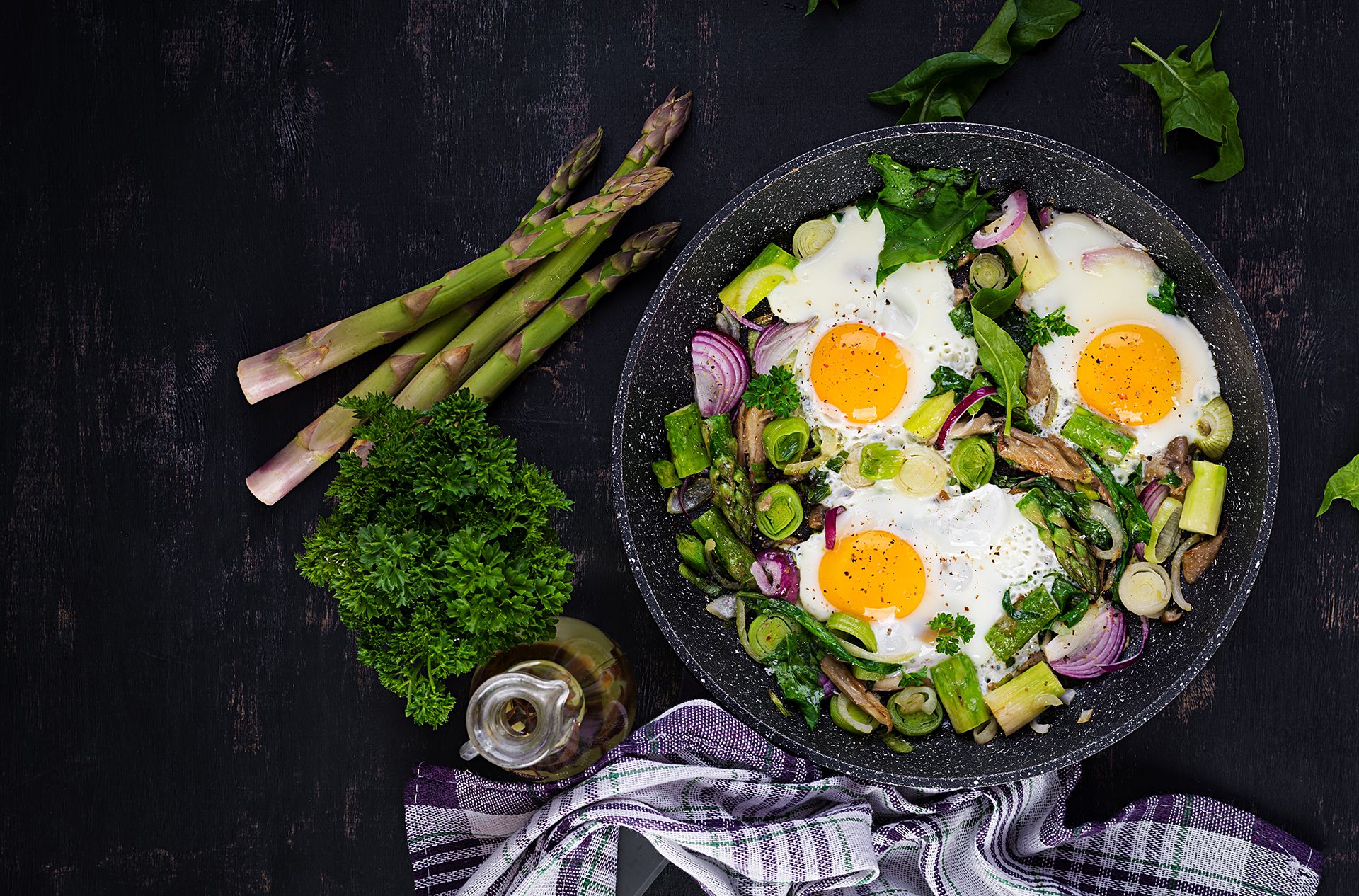 Receta Sartén de verduras con huevos al plato