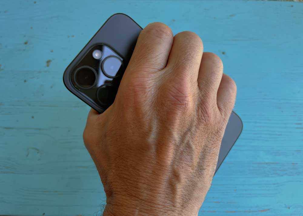 Las dimensiones compactas del iPhone 15 Pro son uno de sus grandes atractivos. Lo agarras con una mano con total seguridad. Las dimensiones compactas del iPhone 15 Pro son uno de sus grandes atractivos. Lo agarras con una mano con total seguridad.