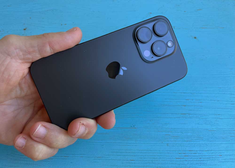 Los tres objetivos del iPhone 15 Pro son muy luminosos, una de las claves de las buenas fotos que salen de sus cámara Los tres objetivos del iPhone 15 Pro son muy luminosos, una de las claves de las buenas fotos que salen de sus cámara