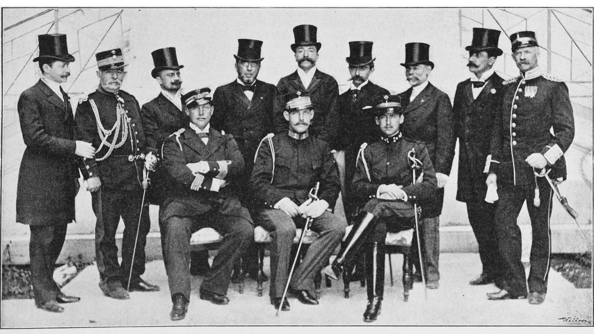 Comité Olímpico de 1896. Pierre de Coubertin es el 4º en pie por la derecha (Foto: Wikipedia - Eugen Albert)