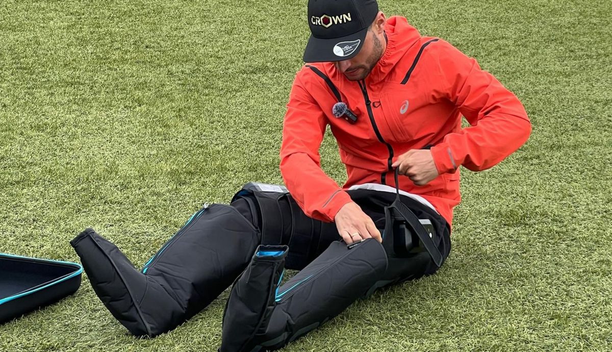 Roberto Sánchez Mantecón con las botas de presoterapia de Compex Roberto Sánchez Mantecón con las botas de presoterapia de Compex
