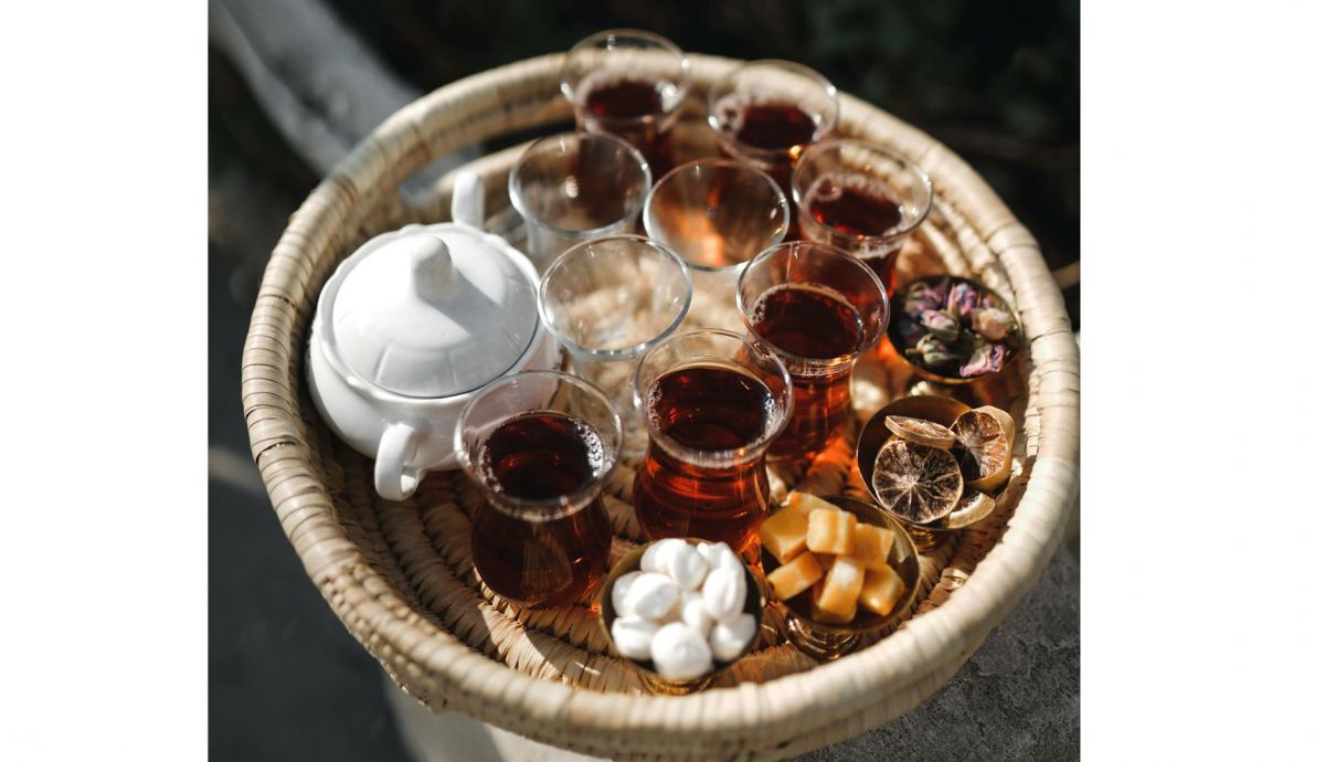 Bebe infusiones calientes en vez de agua fría en verano Bebe infusiones calientes en vez de agua fría en verano