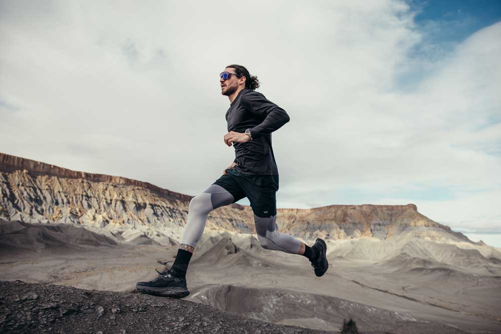 Atleta de trail running corriendo con Amazfit T Rex Ultra