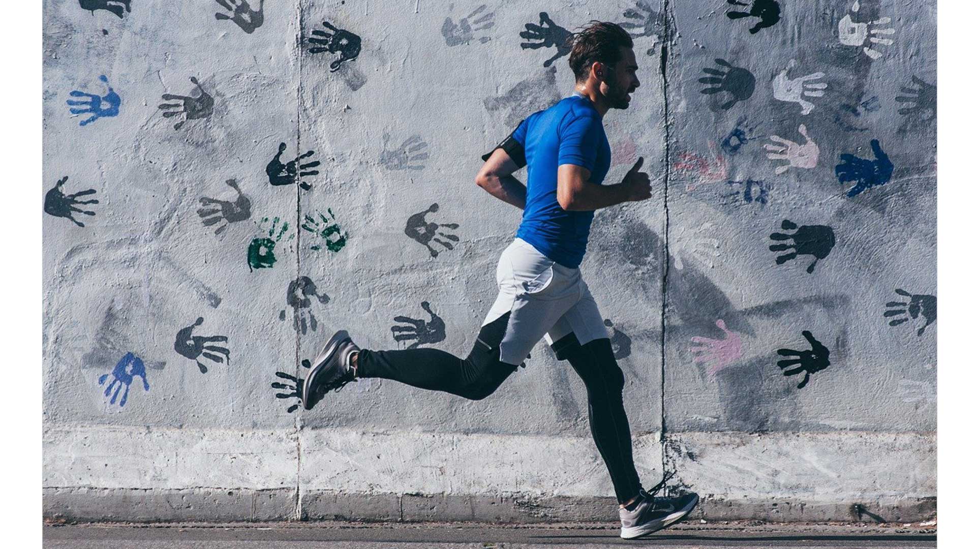 Conoce los tipos de seguros para deportistas (Foto: Hombre corriendo)