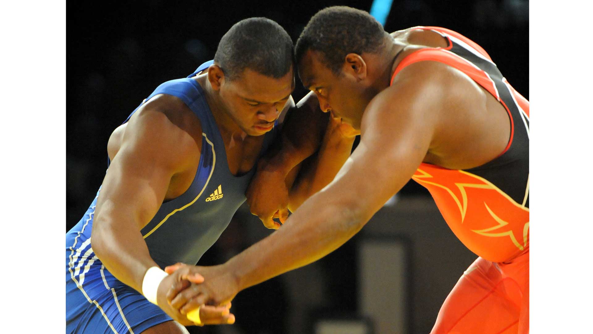 Mijain López (izquierda) combatiendo con Dremiel Byers en el Campeonato del Mundo de Lucha Libre de 2009, donde consiguió el oro. (Foto: Tim Hipps - Commons.wikimedia.org)