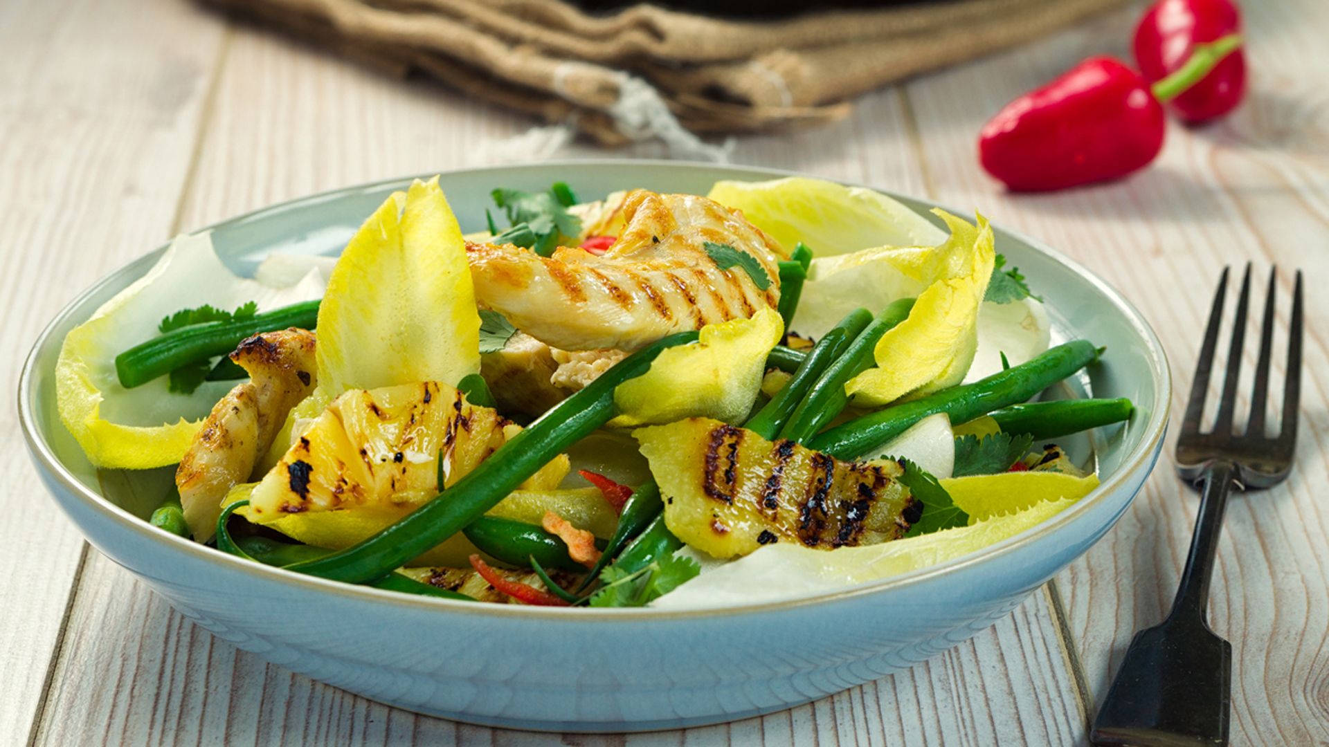 Receta fitness de ensalada de pollo y piña a la parrilla