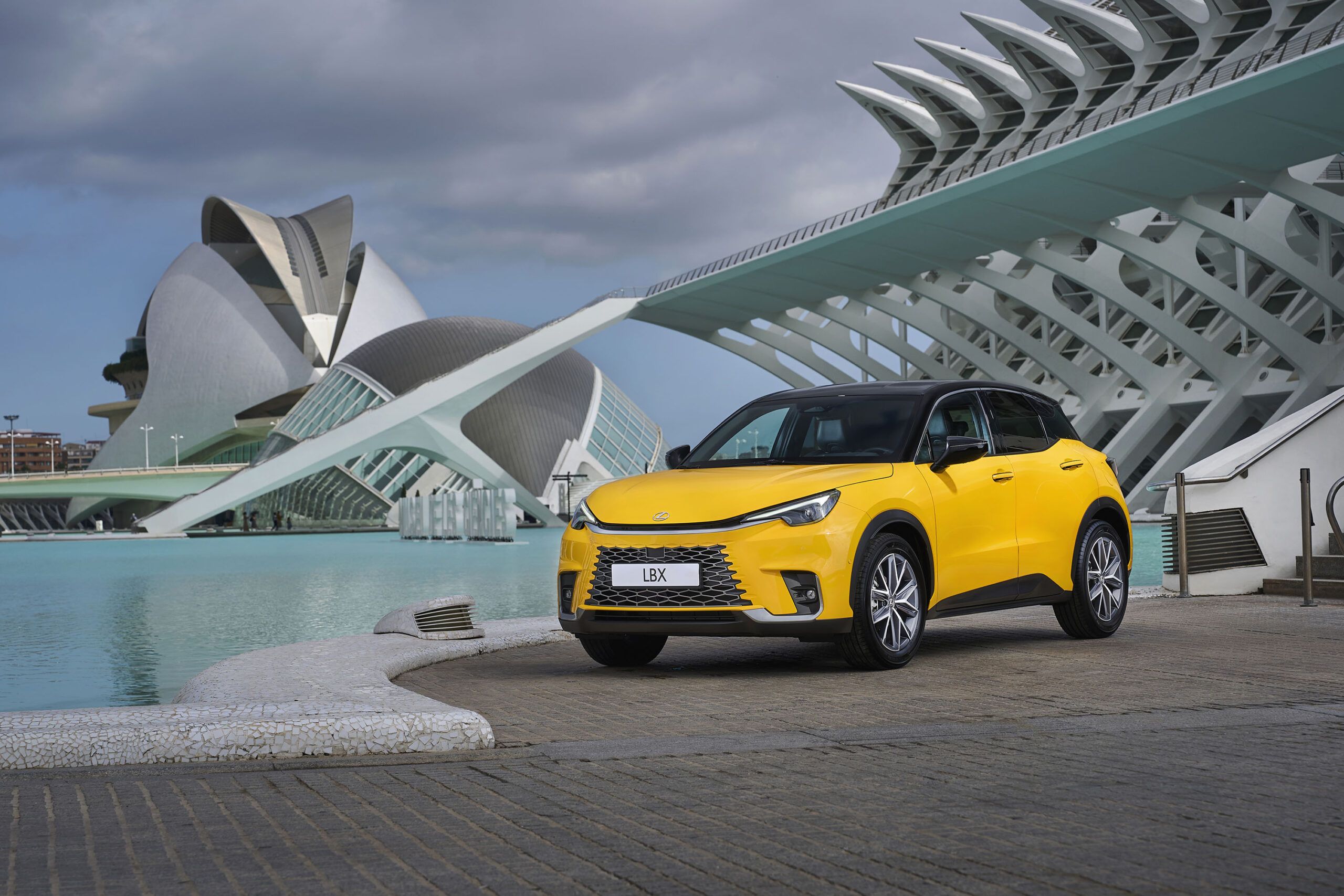 El Lexus LBX en la Ciudad de las Artes y las Ciencias de Valencia