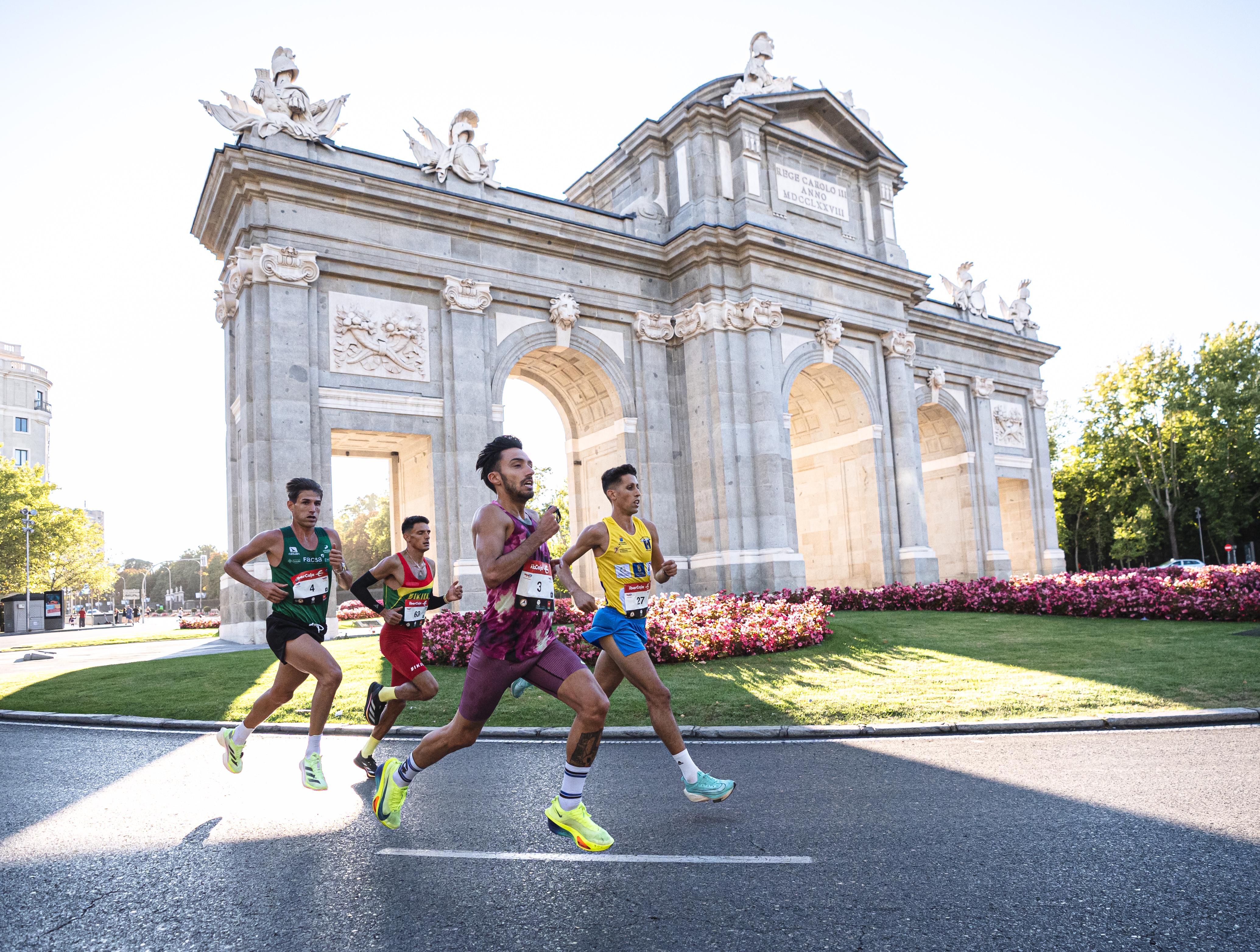 Fernando Carro liderando la "Madrid corre por Madrid" al paso por la Puerta de Alcalá