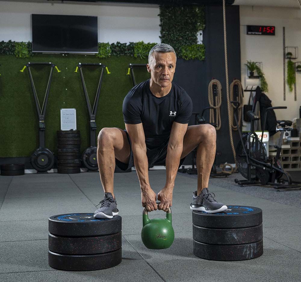 Squat Sumo Déficit con kettlebell