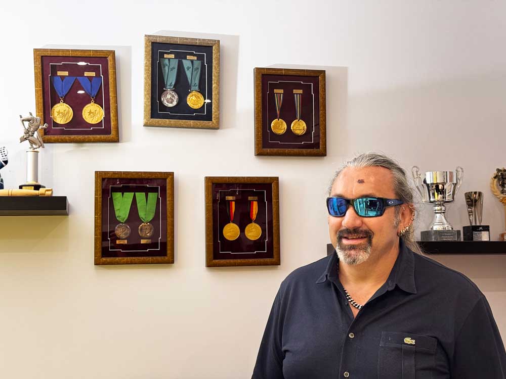 Alfonso delante de sus medallas olímpicas, de campeón de Europa y del Mundo