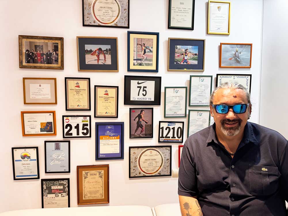 No le caben en la pared las menciones, títulos, diplomas... aquí solo hay algunos de los más significativos