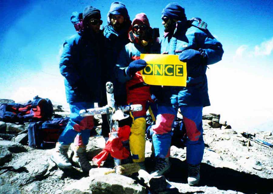 Alfonso Fidalgo en la cima del Aconcagua con Serafín Zubiri, Javier Sainz de Murieta y el jefe de expedición Mari Abrego
