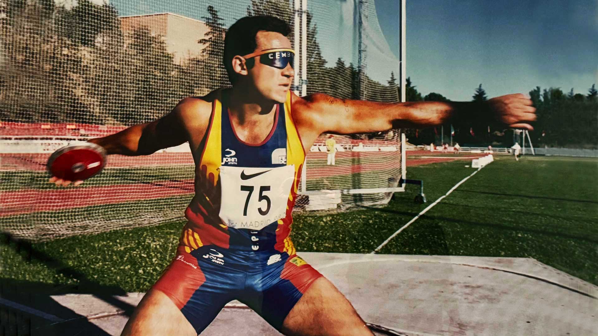 Alfonso Fidalgo en pleno lanzamiento de disco con la técnica de rotación, pionero en ejecutarla entre invidentes