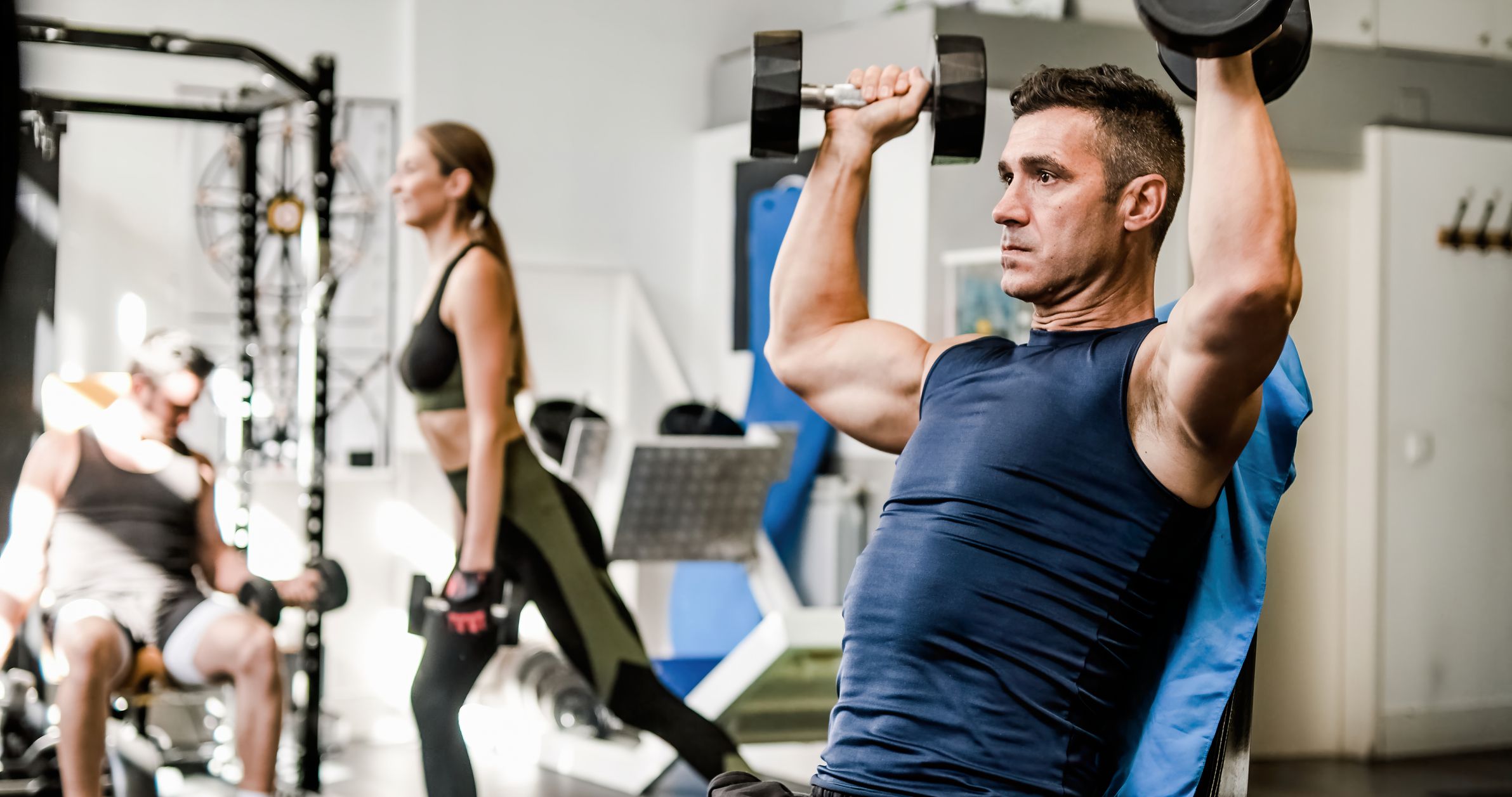 Los beneficios del ejercicio físico para una vida saludable - Entrenando en el gimnasio (Foto: iStock)