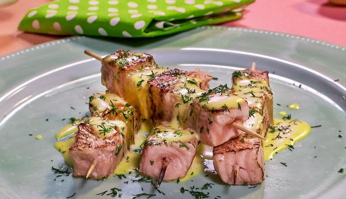 Receta de brochetas de salmón y salsa holandesa cítrica Receta de brochetas de salmón y salsa holandesa cítrica